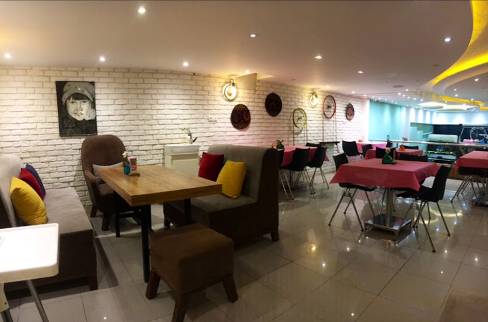 The modern atmosphere of Charcharakh Shahrood restaurant cafe