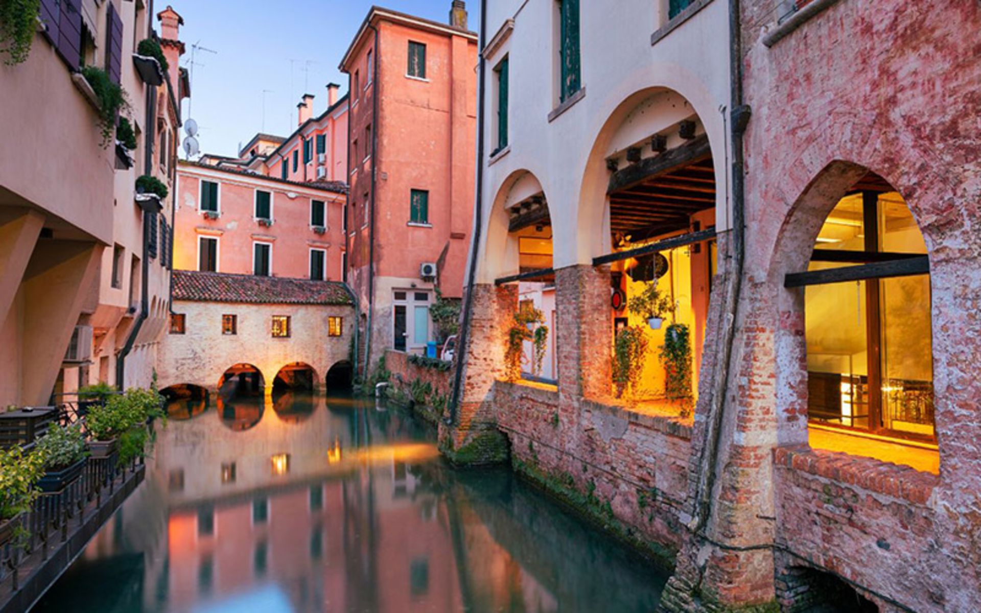 Water channel among the houses of Trevis city