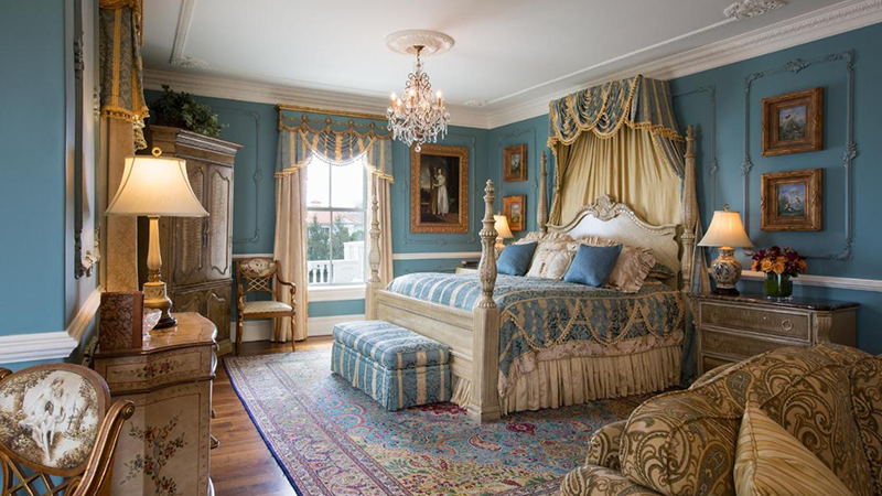 What is the difference between AL and UAL hotels in Antalya, Turkey?