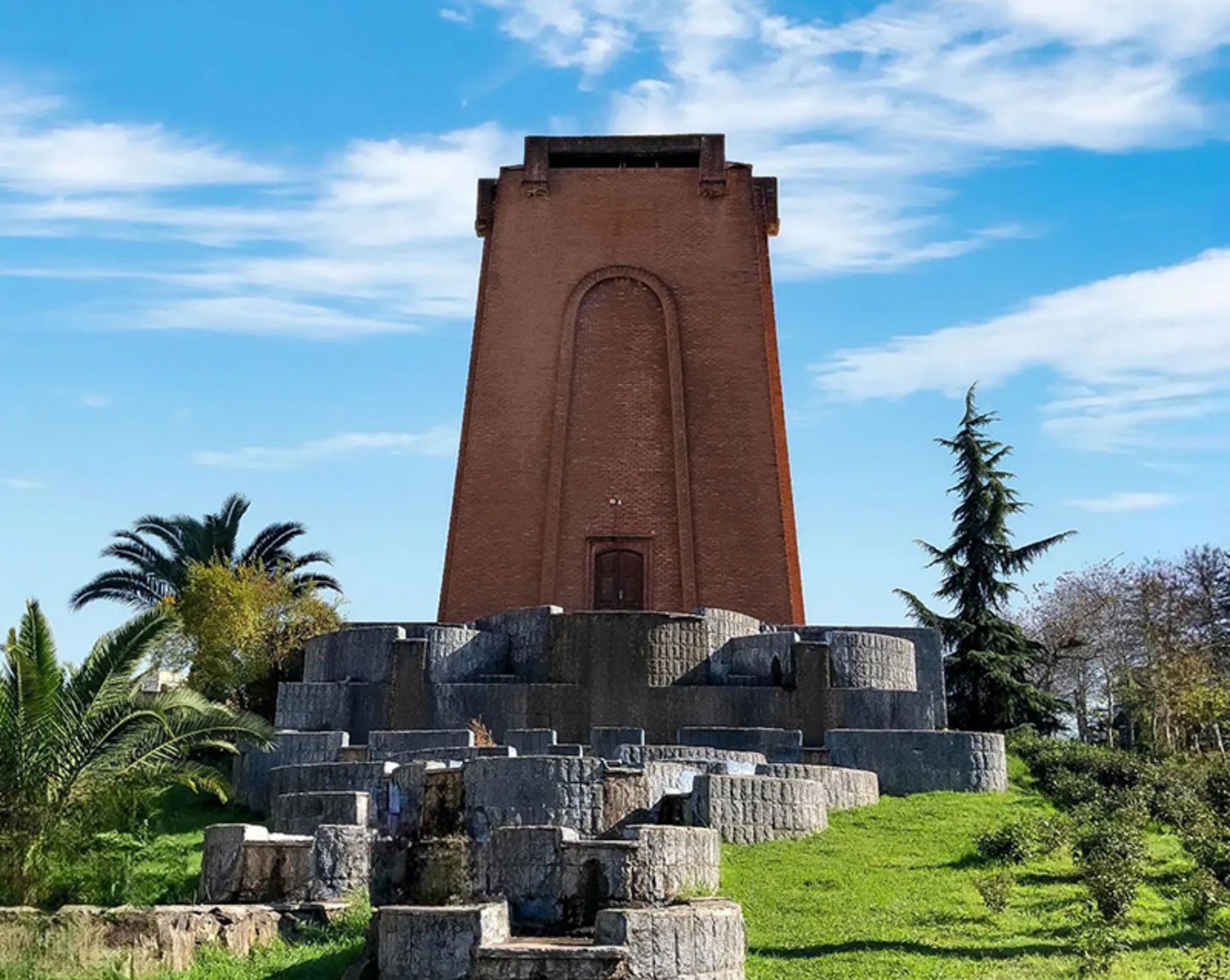 The green space in front of Kashif al-Sultaneh's tomb (Iranian Tea Museum)