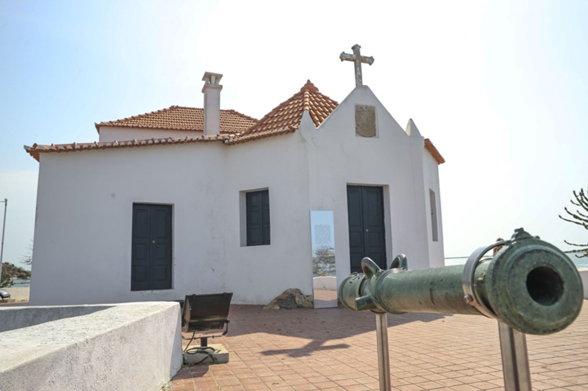 War cannon in front of the Angolan Slavery Museum building