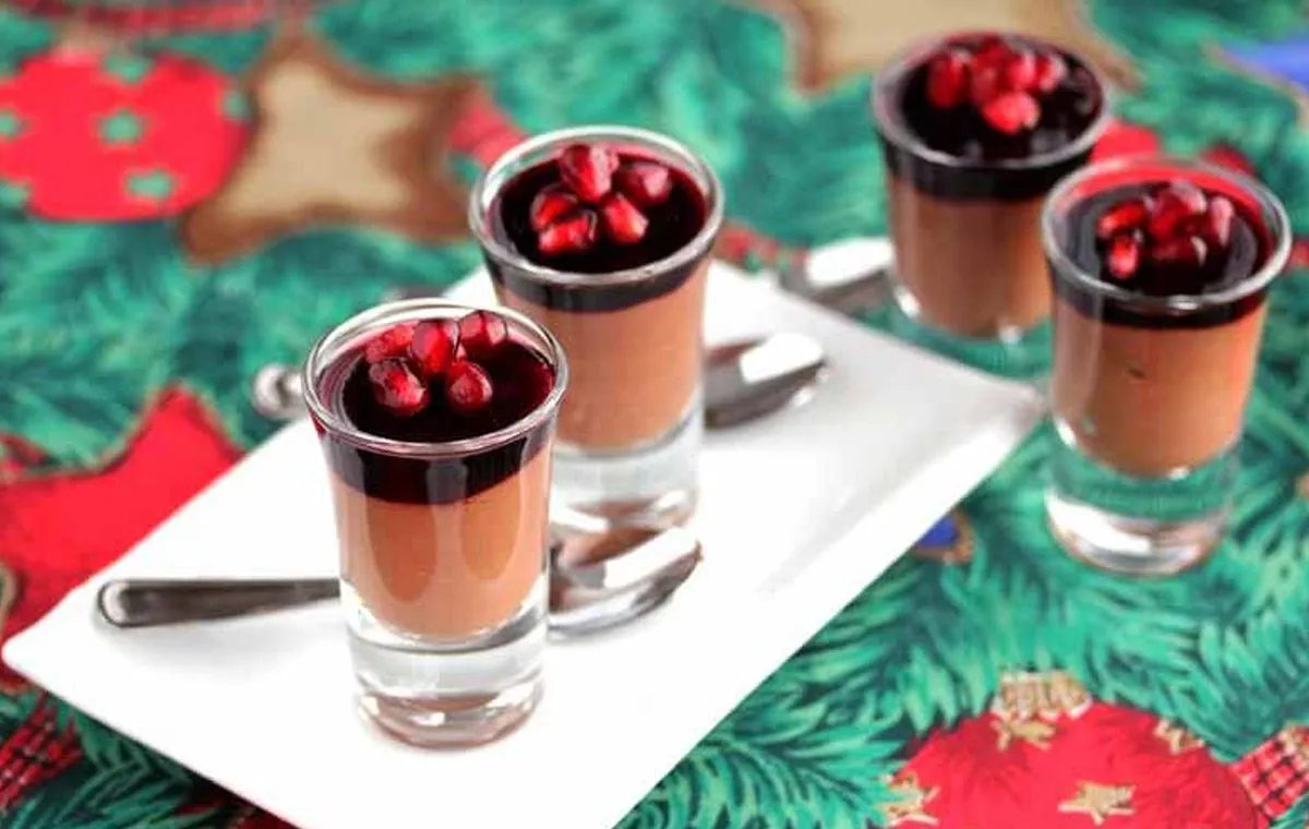 How to prepare pomegranate jelly with chocolate mousse for Yalda night