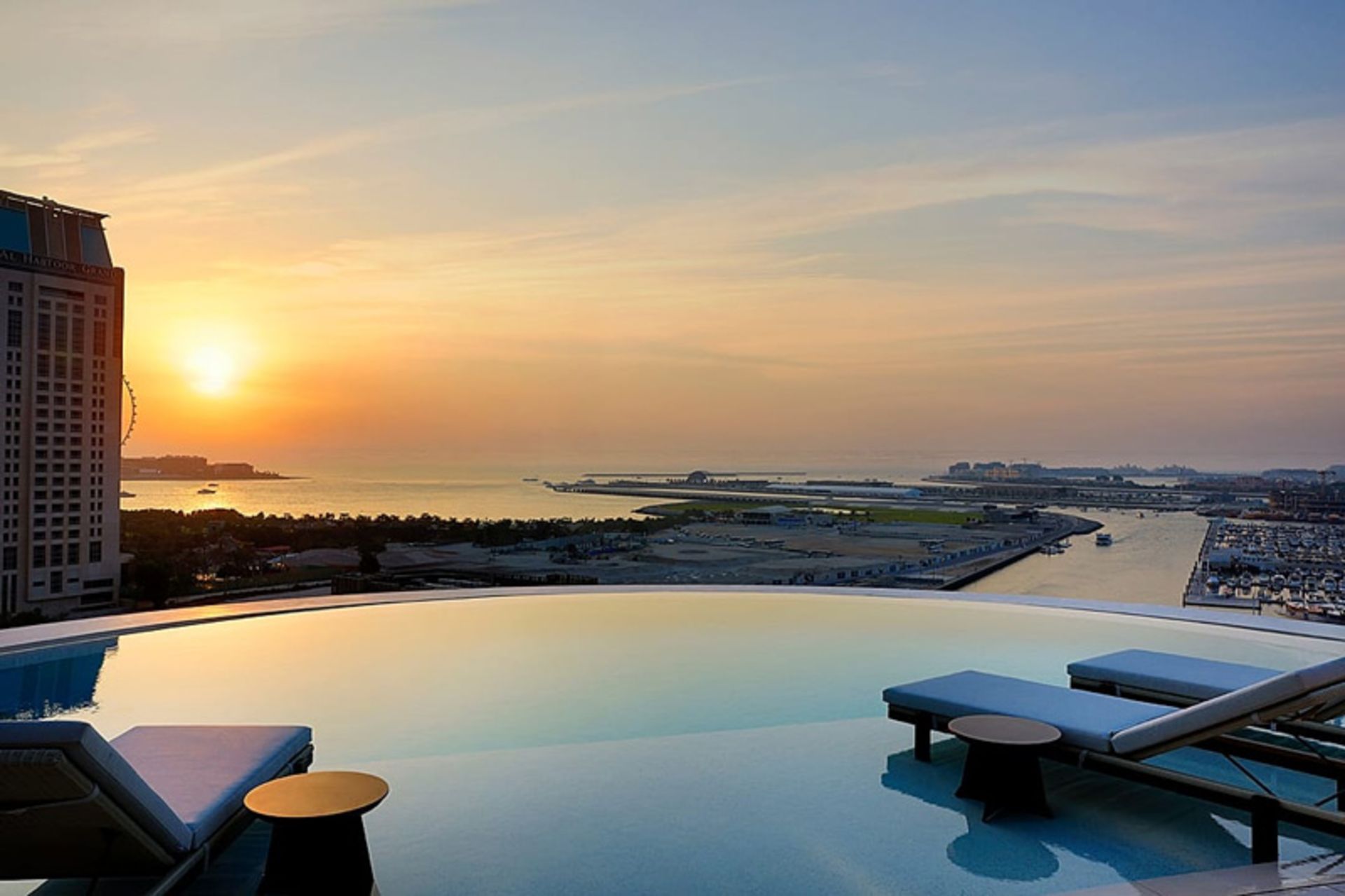 The infinity pool of Seal Dubai Marina Hotel 