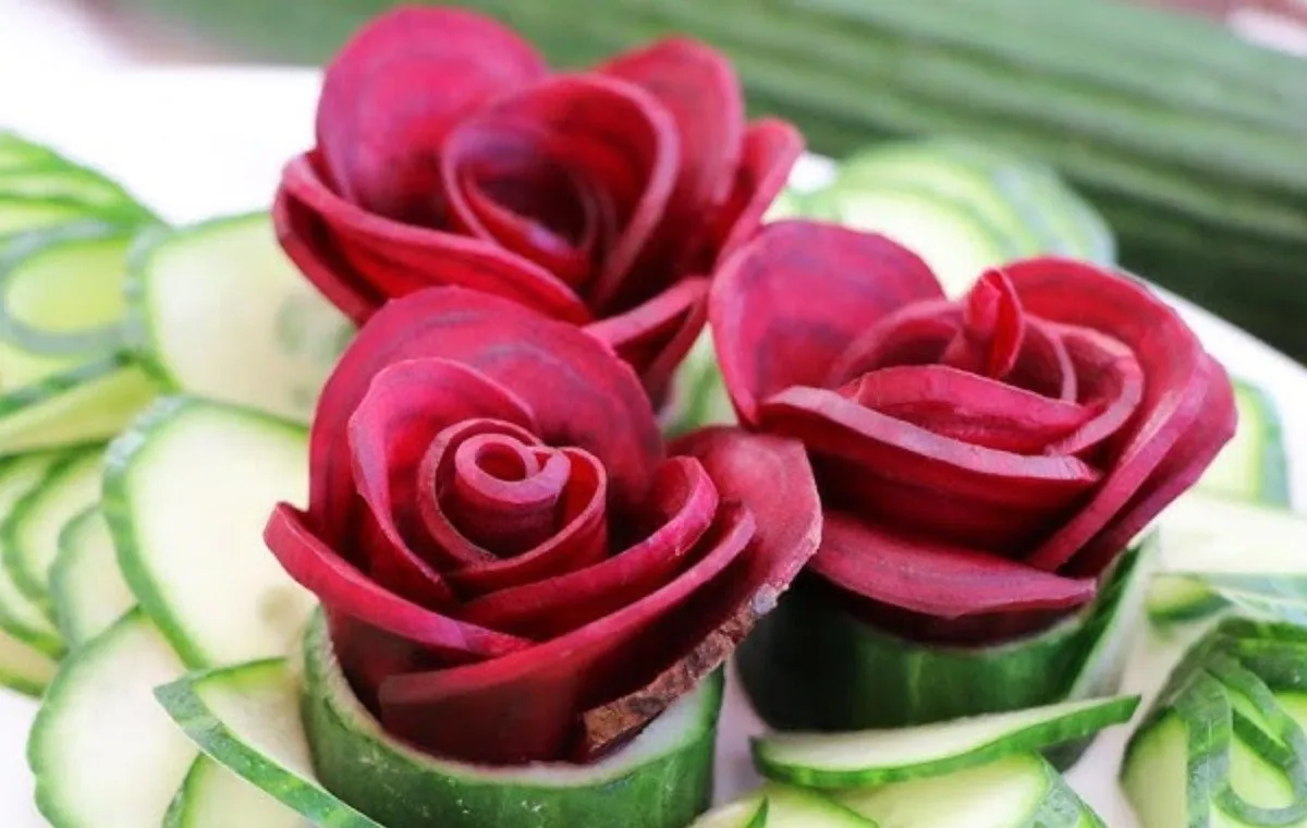 Yalda night lip decoration in the form of roses
