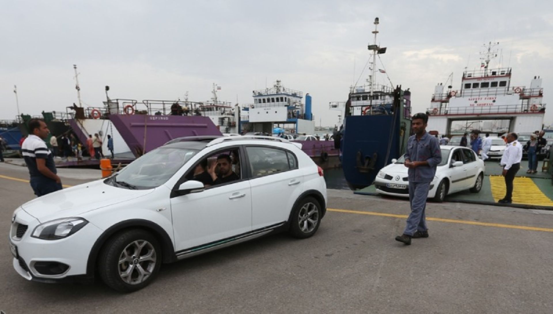 Arrival of passengers by private car to Kish