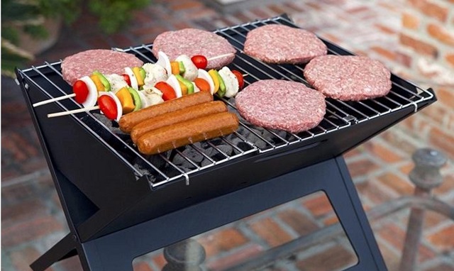 Do not put food on the barbecue immediately