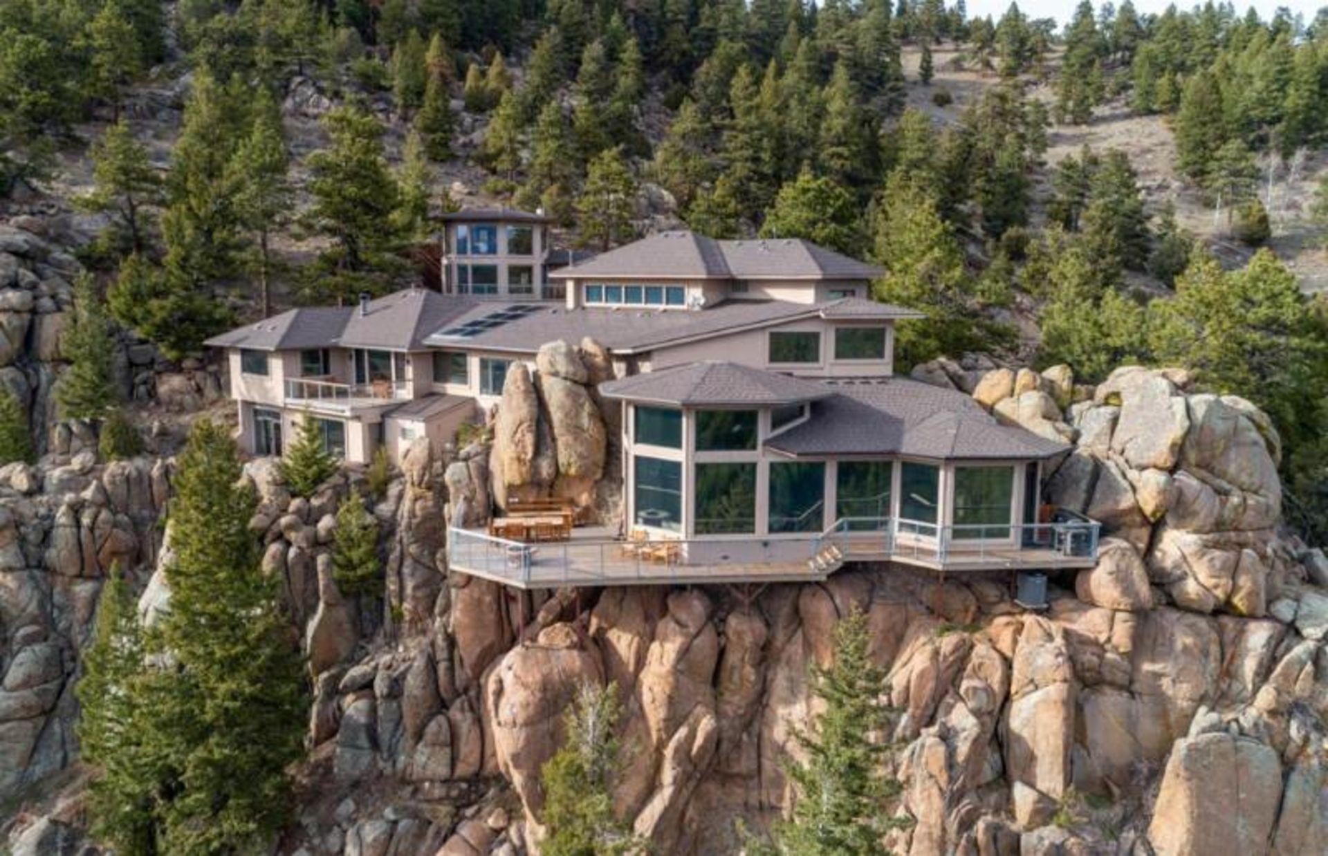 The exterior of the floating house in America