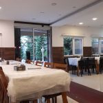 The interior of Se Kaj restaurant in Tenkaben