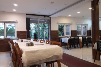 The interior of Se Kaj restaurant in Tenkaben