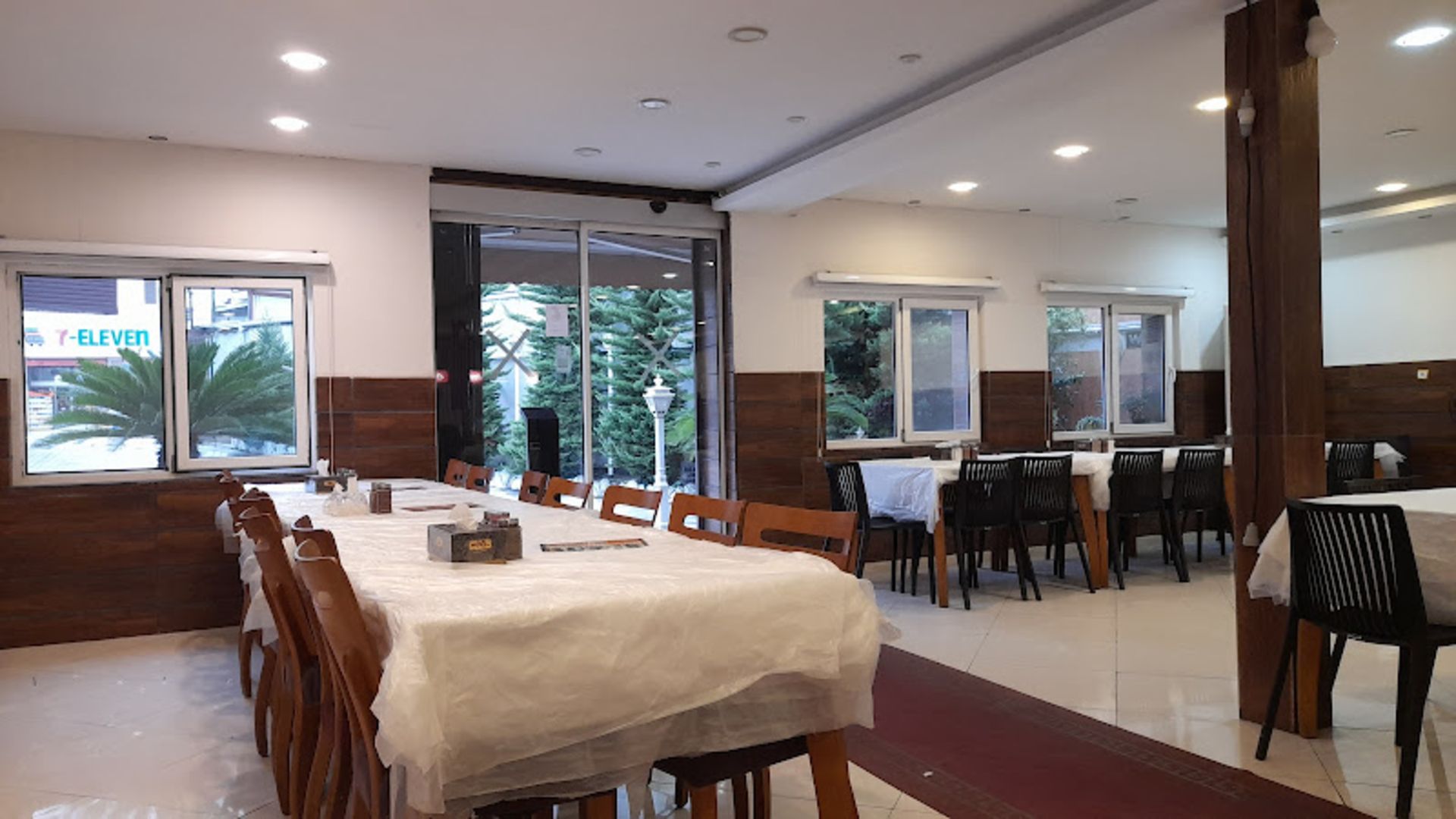 The interior of Se Kaj restaurant in Tenkaben