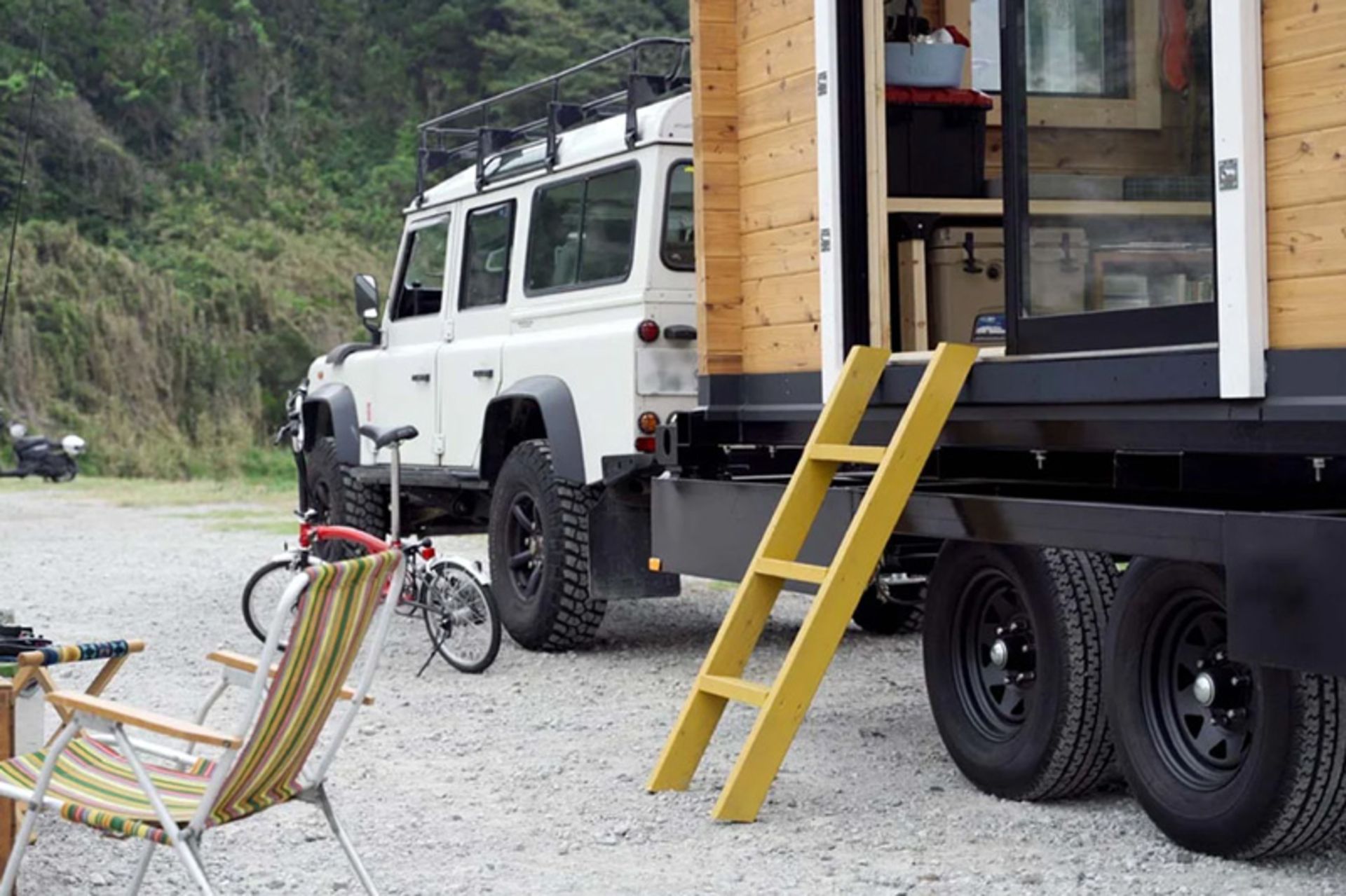 The entrance stairs of the movable hut