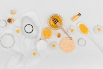 The combination of lemon juice and honey to lighten the skin of the hands