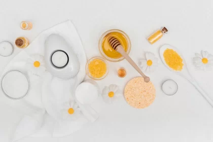 The combination of lemon juice and honey to lighten the skin of the hands