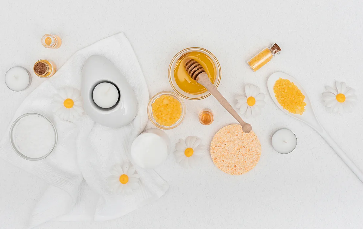 The combination of lemon juice and honey to lighten the skin of the hands