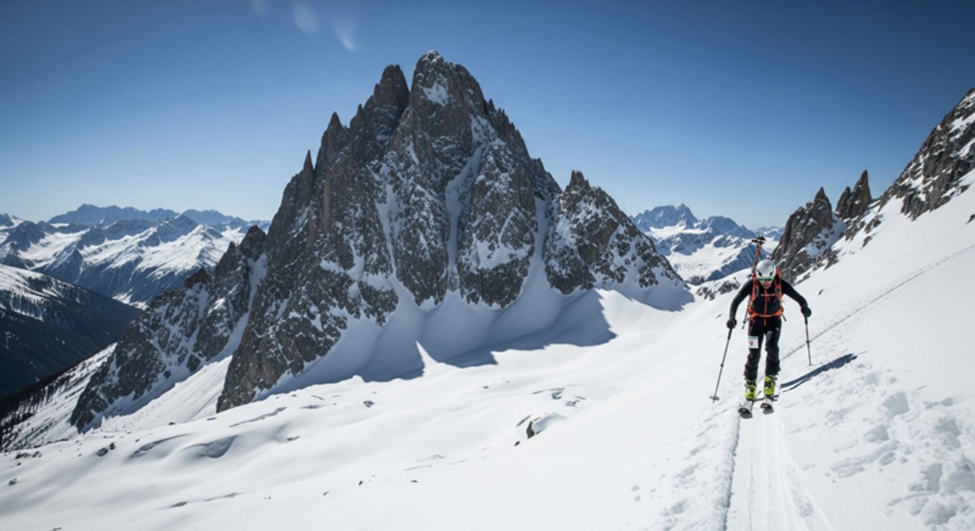 The descent of the Eskimo athlete after climbing