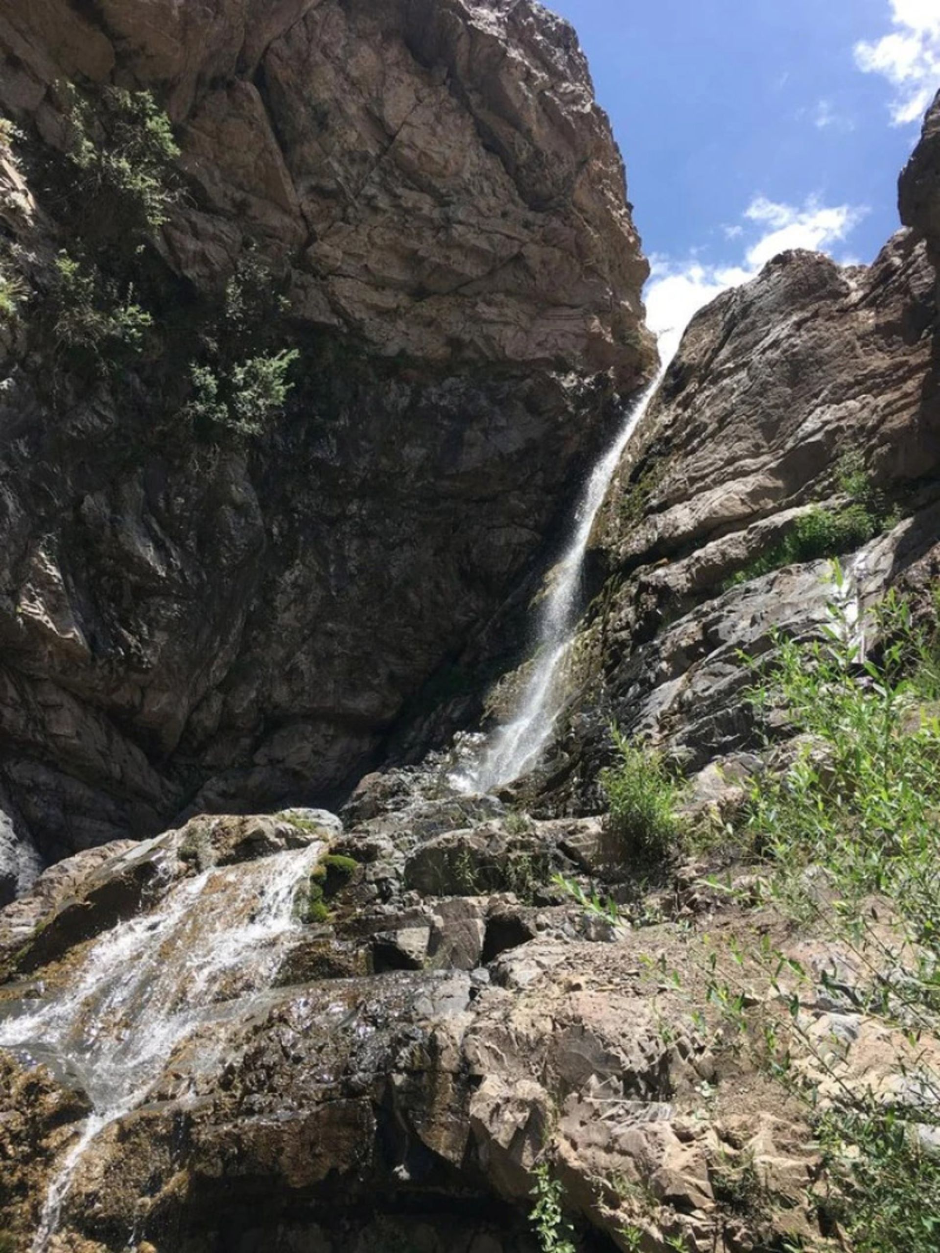 Descent of Jangelak waterfall from a height