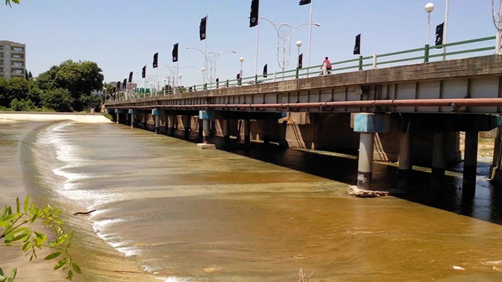 The crossing of Tejn river under the Tejn Sari bridge