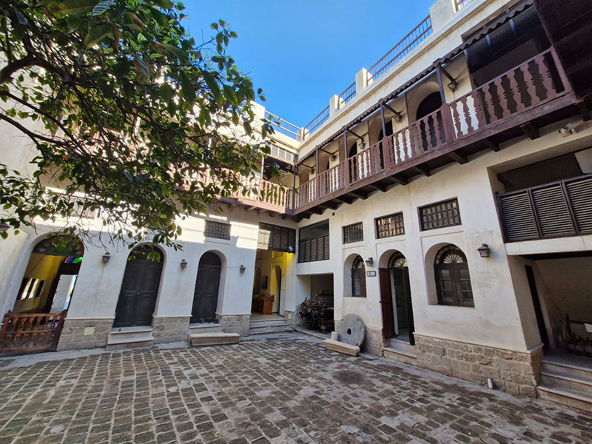 The courtyard and building of Dehdashti Bushehr mansion