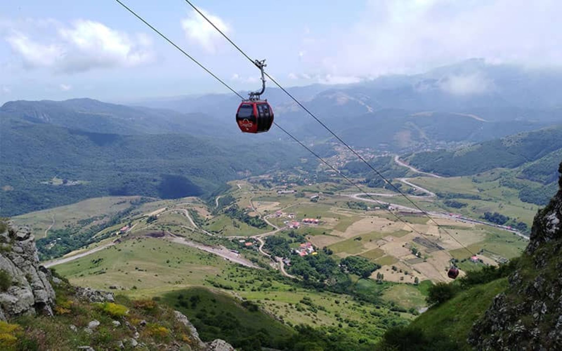 Hiran cable car above the green area of ​​Hiran