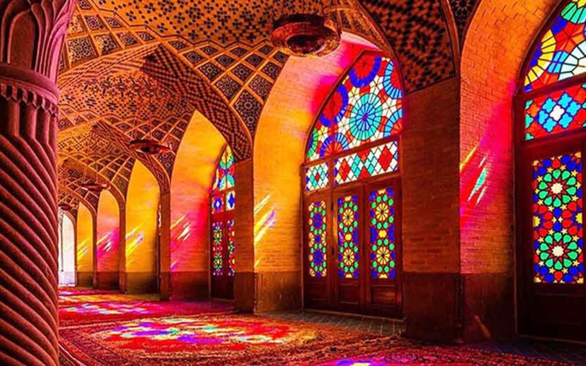 Attractive lighting in Nasir al-Mulk mosque