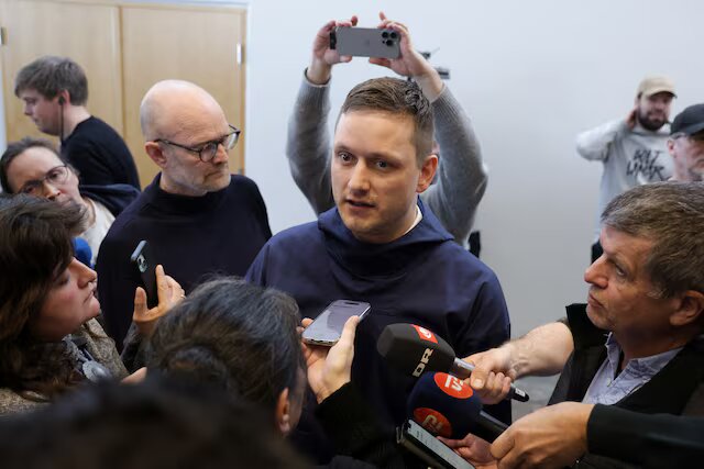 Taking over Greenland by America in 4 steps; A complicated but possible action