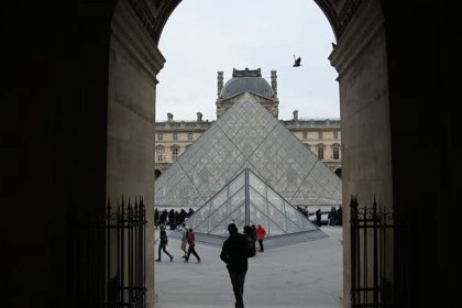 The image of the Louvre museum through the arch of the building