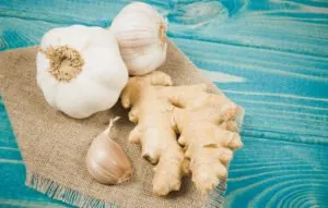 7 incredible properties of the combination of garlic and ginger