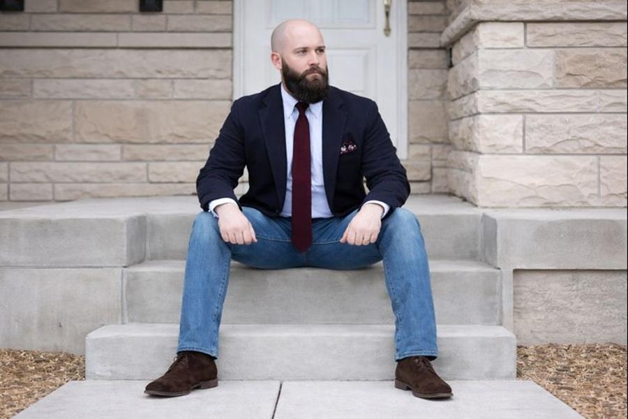 The combination of a single coat and jeans with a tie