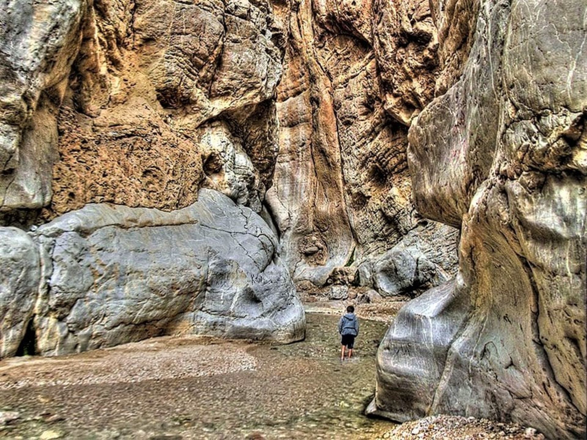 Boy walking in Morteza Ali spring, photo source: Google Map, photographer: