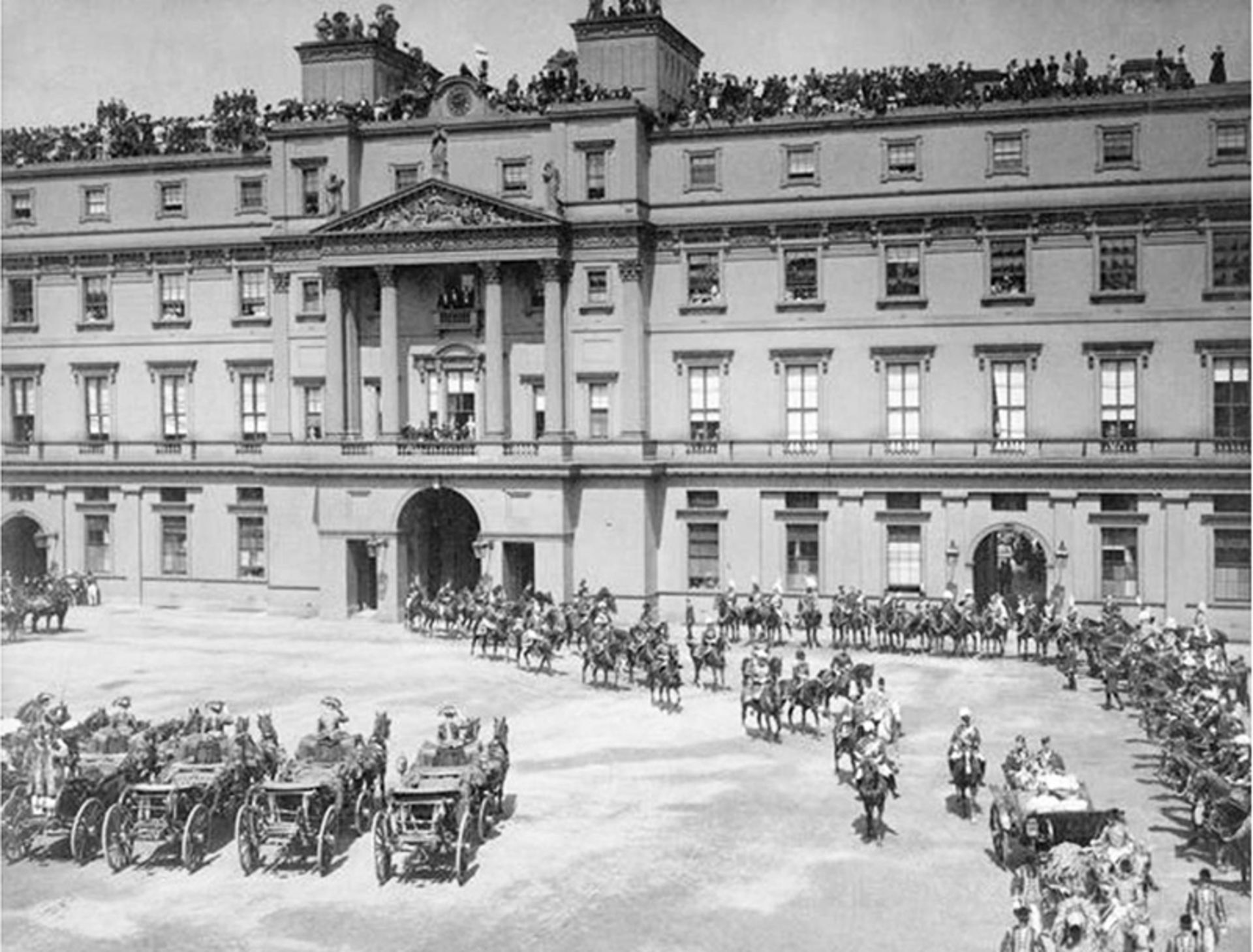 Old photo of Buckingham Palace and carriages in the palace grounds