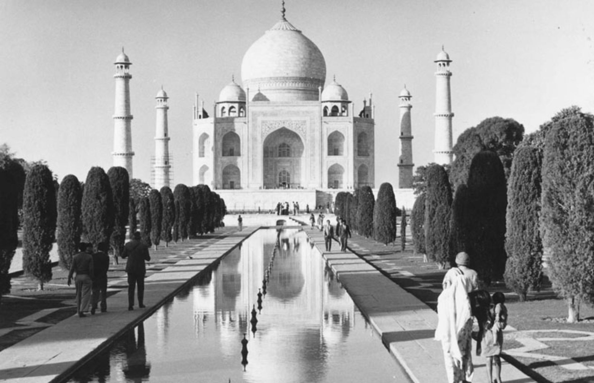 Old photo of the presence of tourists in the Taj Mahal