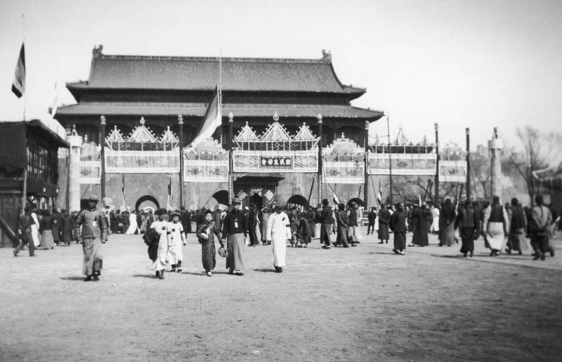 Old photo of the presence of people in the Forbidden City of China