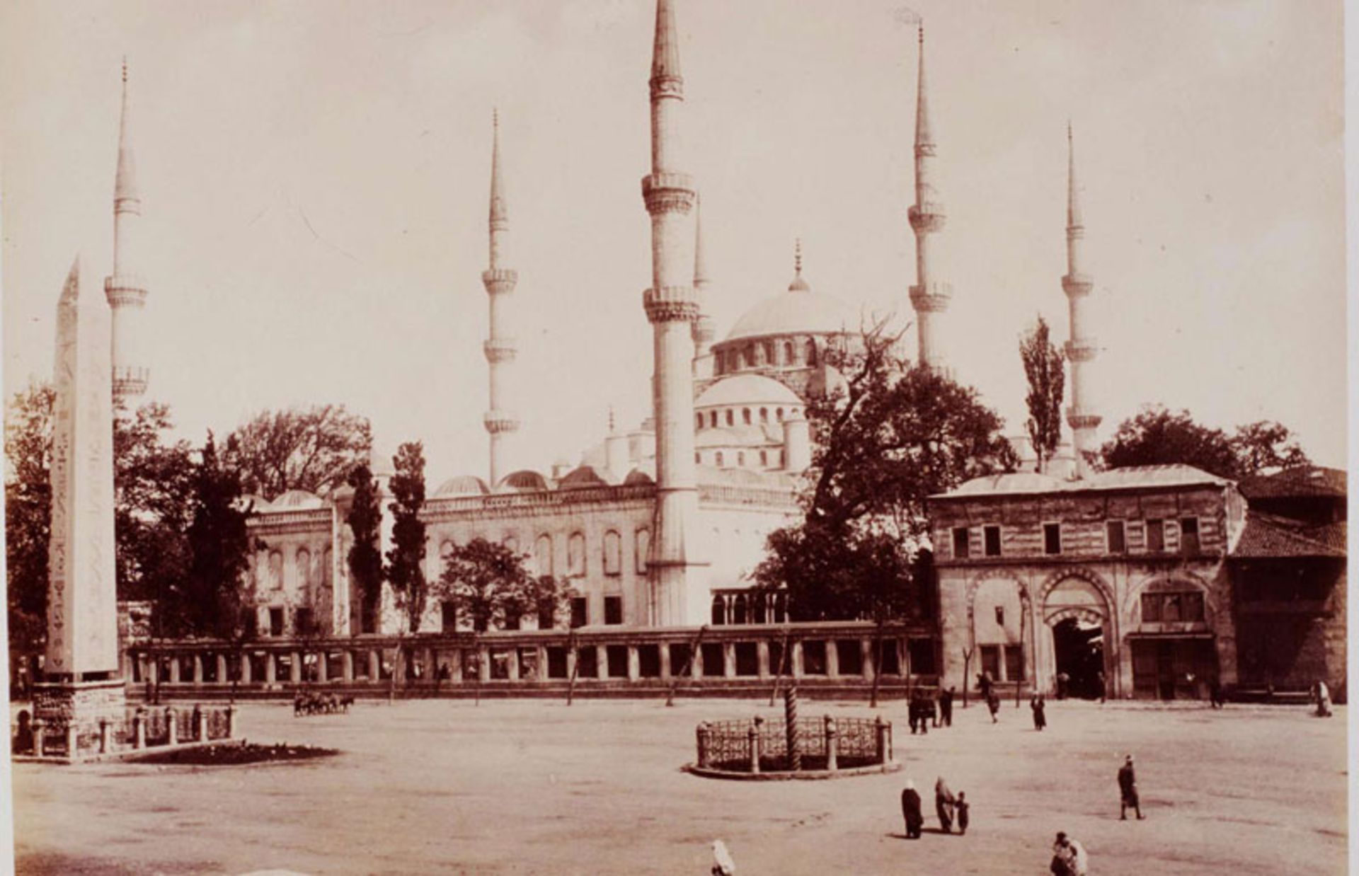 Old photo of people in Türkiye's Blue Mosque