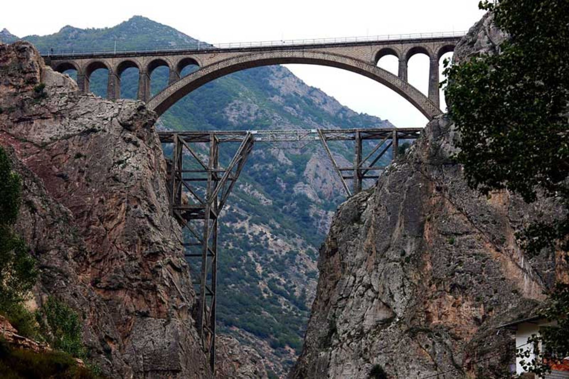 Versk bridge between two mountains