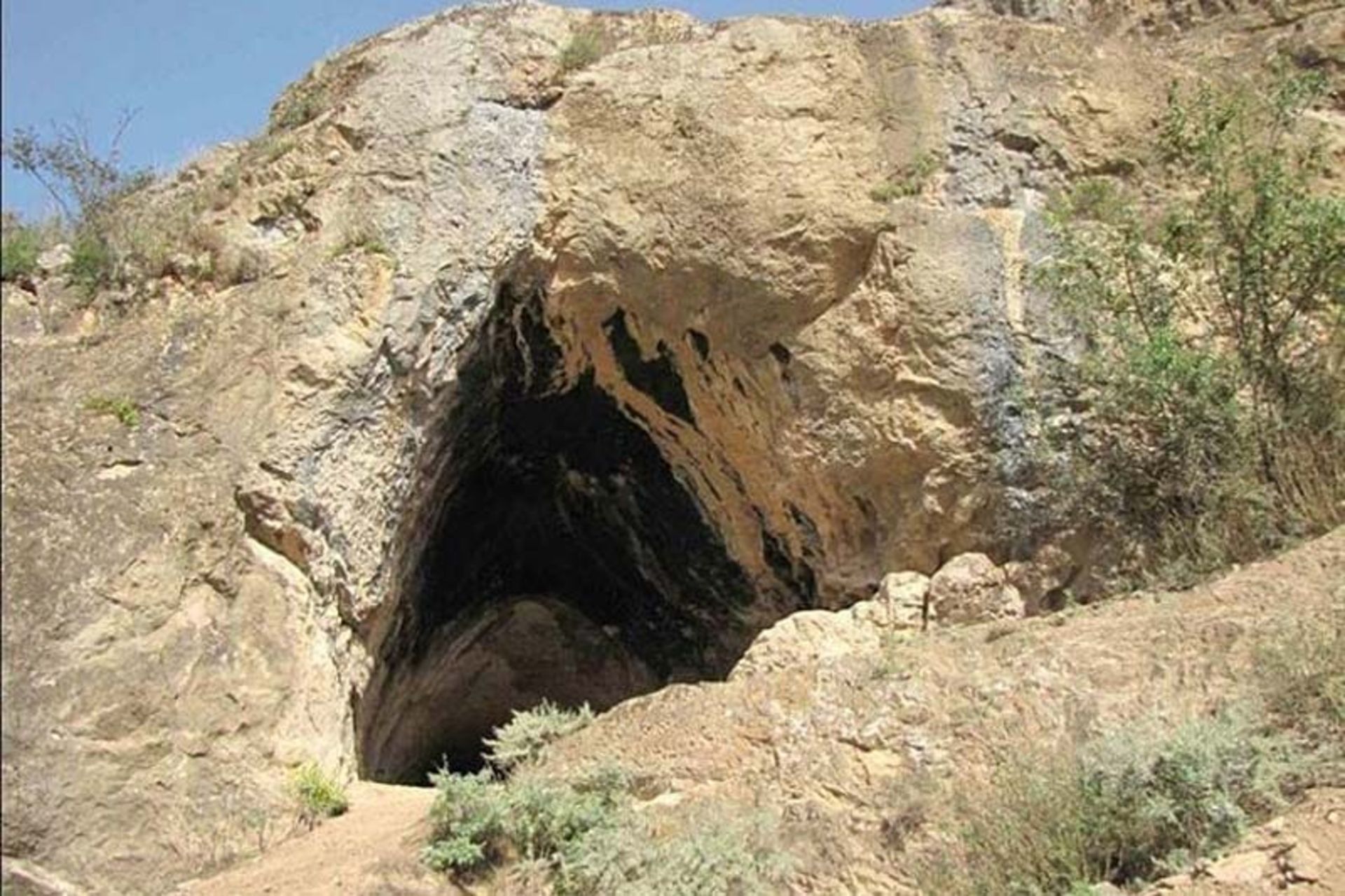 The triangular entrance of Zangian Cave