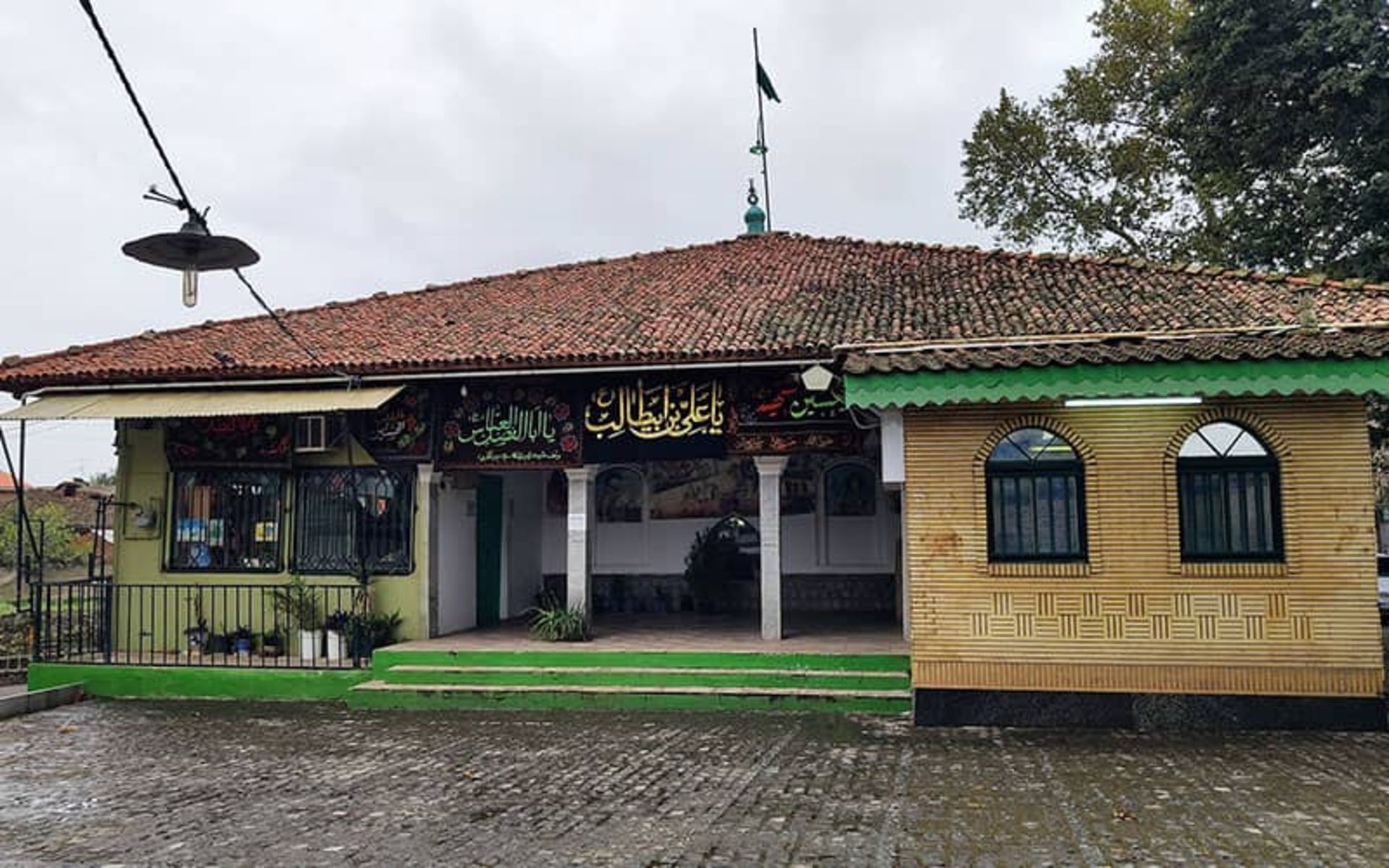 The old building of Agha Seyed Hossein Mosque