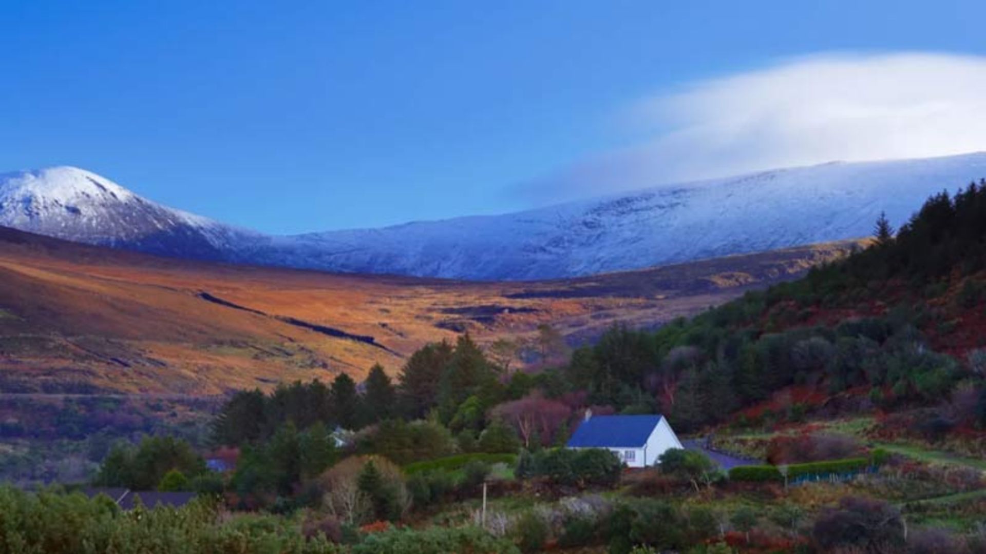 A lonely house in the misty and snowy slopes of Ireland