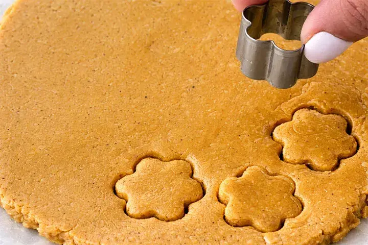 Molding chickpea cookies
