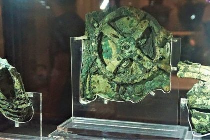 Display of Antikythera car parts in the museum