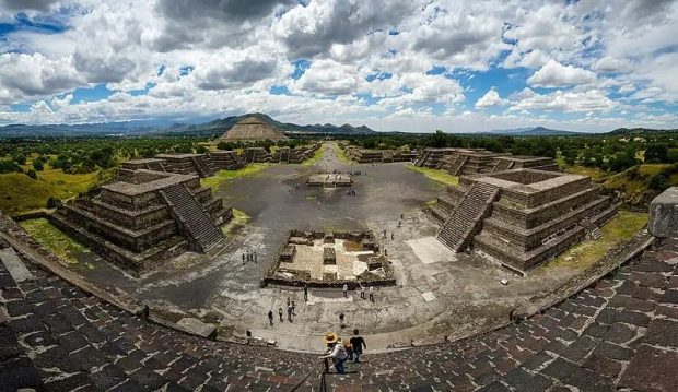 Secret passage in the pyramid of the moon