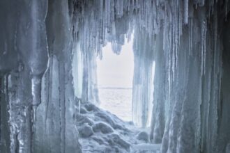 The alarm of the revival of thousands of years of frozen bacteria