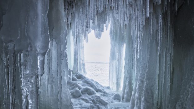 The alarm of the revival of thousands of years of frozen bacteria