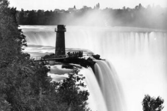 Old black and white photo of Niagara Falls